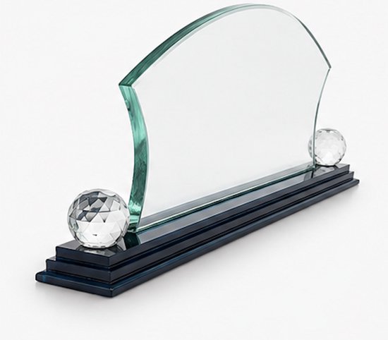 Glazen trofee op een zwarte voet met twee kristallen bollen, vanuit een schuine hoek.