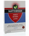 Doos Natterman Hoest en Keel pastilles. Rode pastille rechtsonder. Tekst: Suikervrij en zonder conserveermiddel, 20 pastilles.