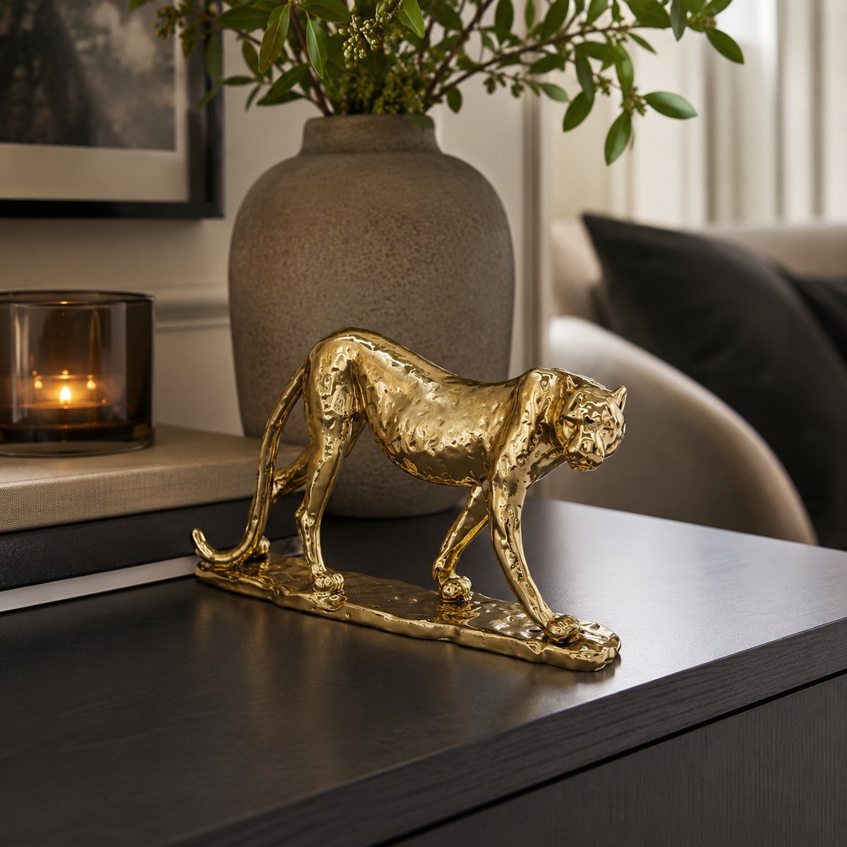 Zirkle Gouden Panter Beeld – Luxe Dierenbeeld Decoratie – Glanzend Goudkleurig Panterbeeld / Luipaard Beeldje – Modern Woonaccessoire voor Woonkamer, Dressoir, Kast, Hal, Kantoor & Etalage – Polyresin – 26x14x5 cm