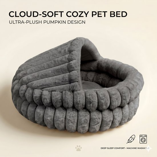 Lit pour animaux domestiques gris et doux avec un extérieur côtelé en forme de citrouille et un intérieur couvert. Matière ultra-peluche.