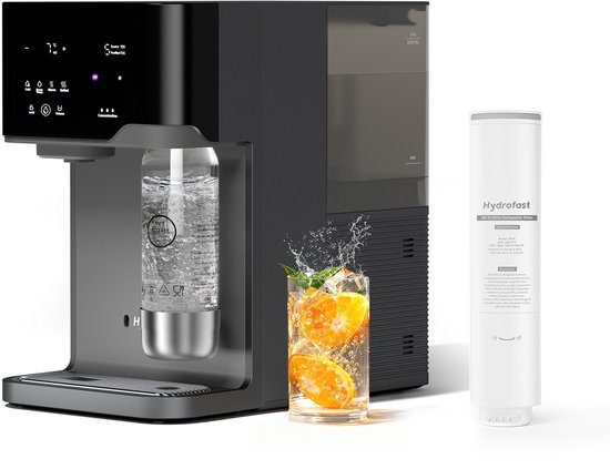 Grijze waterdispenser met digitale display en fles, naast een glas met ijs en sinaasappelschijfjes. Een wit waterfilter ligt ernaast.