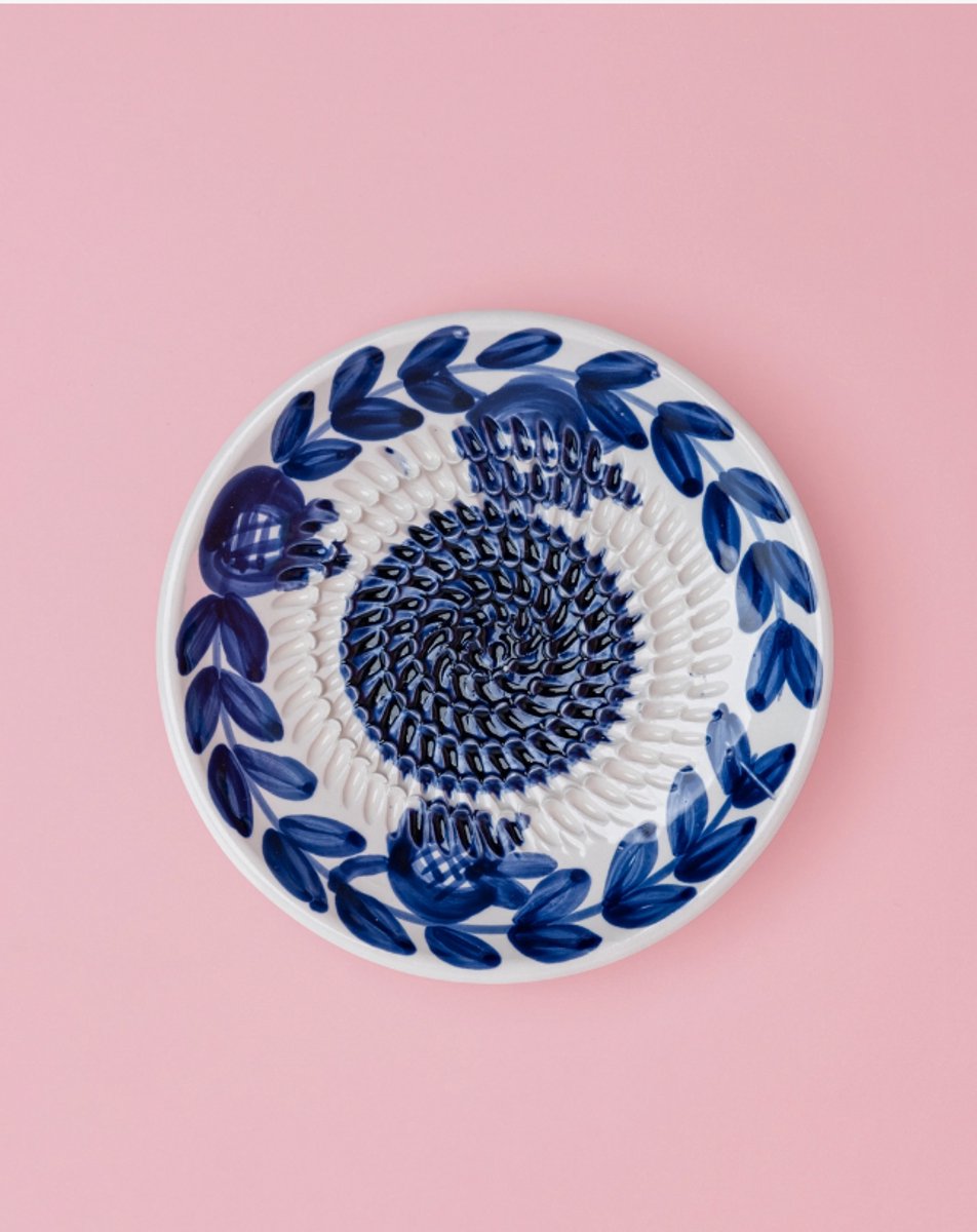 Rasp Bordje - Nerja Blauw wit - Rasp Schaaltje - Knoflook Rasp - Gember Rasp -Chocolade - Kookliefhebber - Amber Blokjes - Fairtrade - Handmade - Keramisch - Raspen - Schaven - Vegan - Vintage
