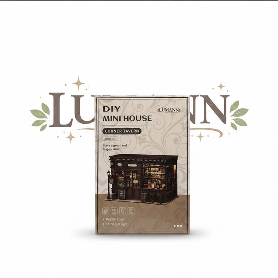 De verpakking van de Lumann 'Corner Tavern' DIY Mini House modelbouwset, met afbeelding van het voltooide interieur van een café.
