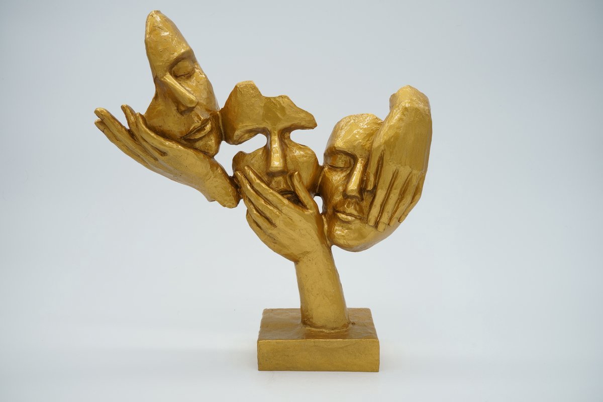 Goudkleurig Decoratief Beeld Drie Gezichten – Abstracte Beeldsculptuur 29x32x8 cm – Moderne Kunst Sculptuur met Handen Design – Luxe Woondecoratie / Ornament – Statement Piece voor Woonkamer, Hal, Dressoir, Sidetable, Kantoor & Hotel Chique Interieur