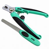 Een groene Mister Mill nagelknipper en nagelvijl, opengesteld, tegen een witte achtergrond.