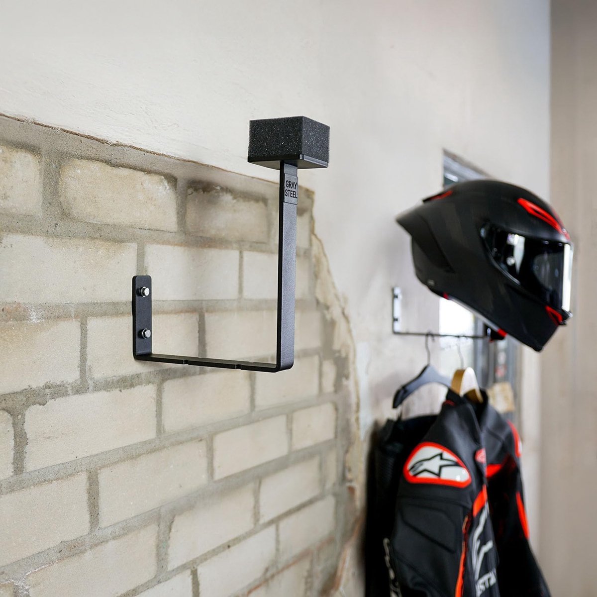 SnelShoppen - X3 Helmet Holder & Wandbeugel - 3-in-1 Ophangsysteem voor Motoruitrusting, Helmen en Kleding - Staal - Zwart - 27 cm Hoog