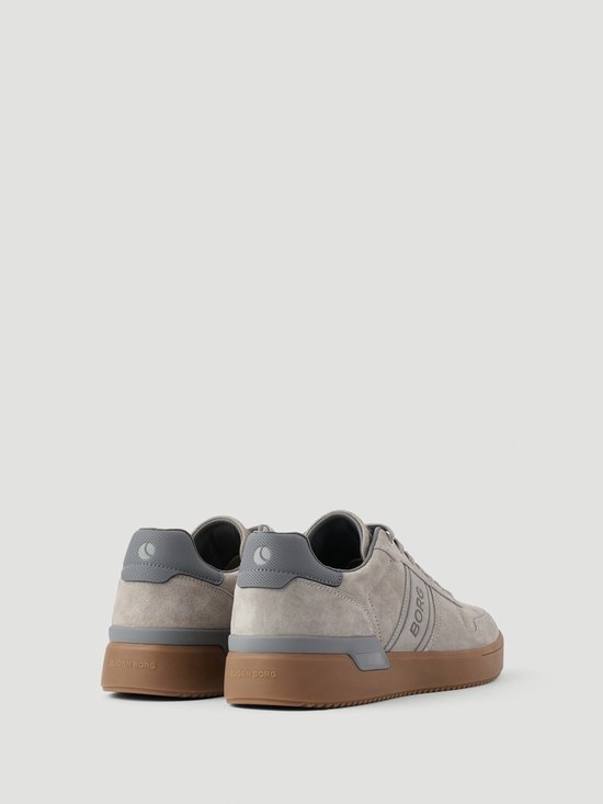 Grijze suède Björn Borg sneakers met bruine zolen, van achteren gezien.