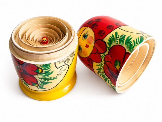 Een opengewerkte Matroesjka pop, met daarin kleinere geneste poppen, naast de gesloten pop.