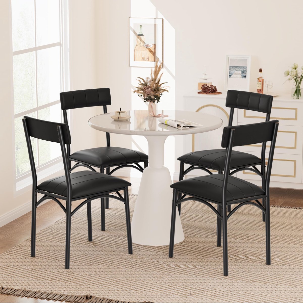 Set van 4 zwarte eetkamerstoelen, gemaakt van PU-leer met rugleuning, kussen en stevige metalen poten, geschikt voor de woonkamer, een huis of een klein appartement.