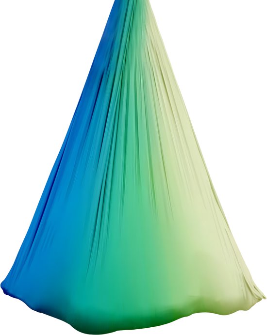 Gekleurde yogamat met een blauwgroene gradiënt, hangend in de lucht.