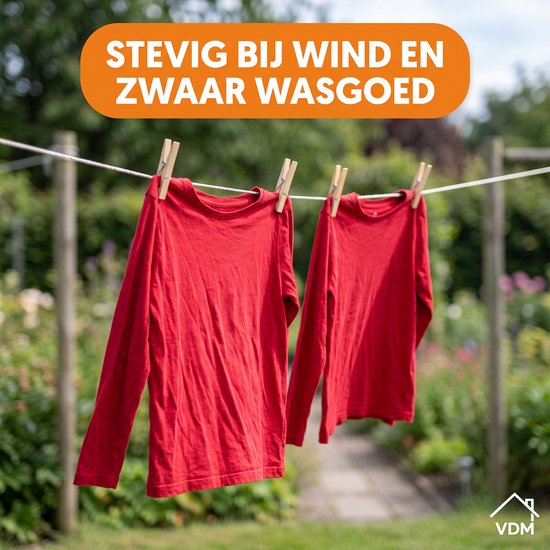 Twee rode shirts met lange mouwen hangen te drogen aan een waslijn.
