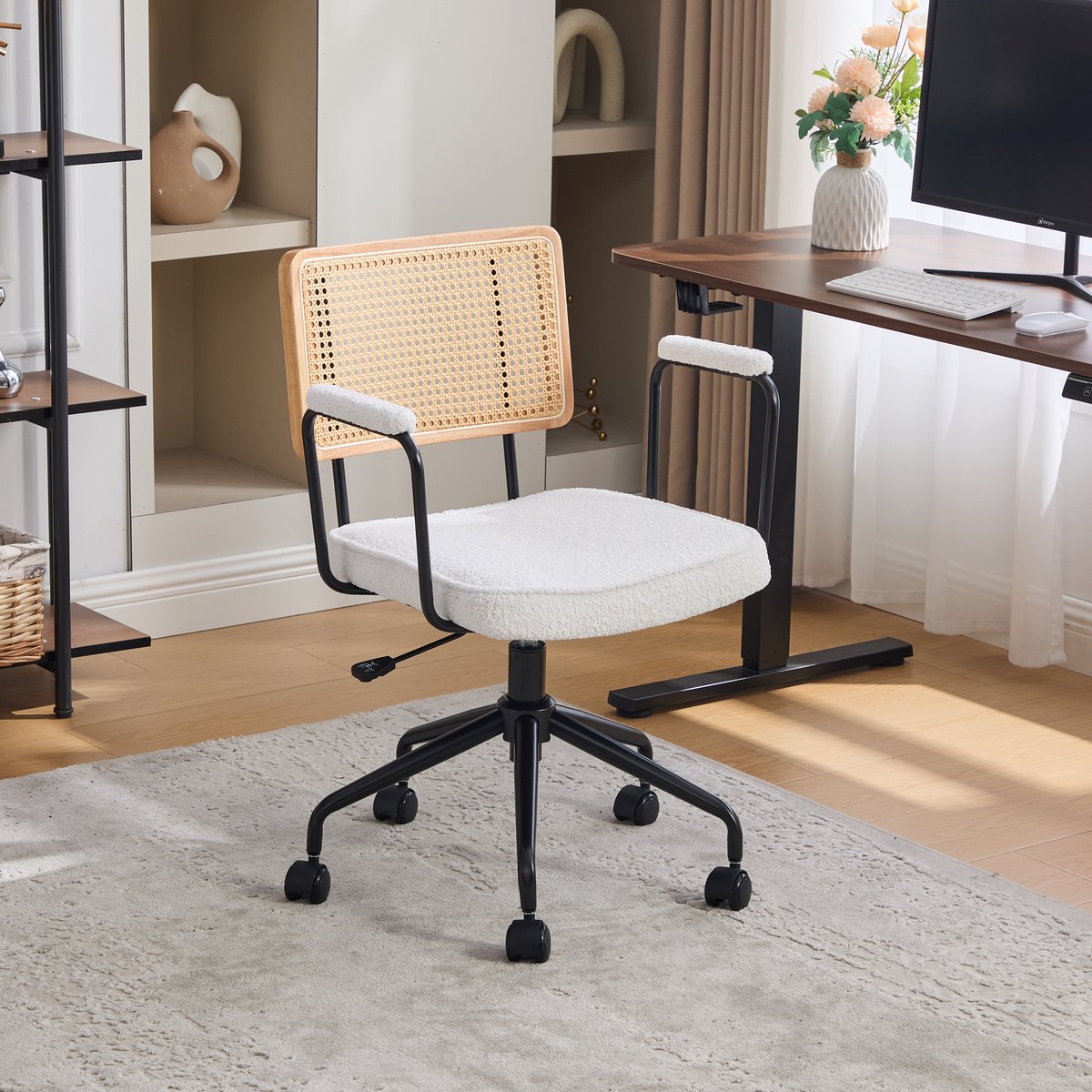 MEUNIQ bureaustoel met wielen en armleuningen, verstelbare zithoogte 61 x 58,5 x 83,5-91,5 cm, rotan rugleuning, chenille zitting, draaibaar, ivoor