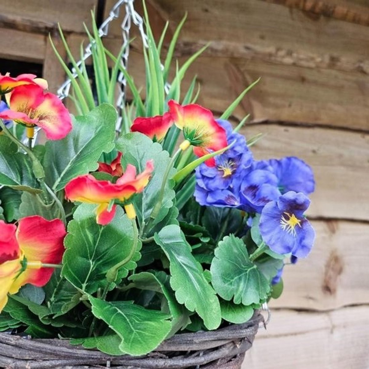 Kunst Viooltjes Hangmand - Kunstbloemen Mand - Buiten Decoratie - Onderhoudsvrij - 25.4 cm - Lila en Vlamrood
