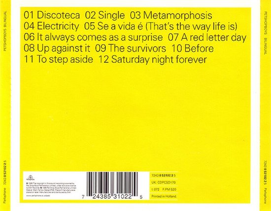 Achterkant van een cd-hoes met gele achtergrond, tracklist en tekst. Tracklist in het Engels en Portugees.