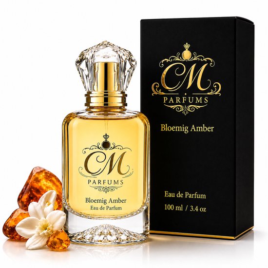 Gouden parfumfles met kristallen dop, met "Bloemig Amber Eau de Parfum" op het etiket. Naast de fles liggen barnstenen en een witte bloem.