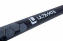 Close-up van een zwarte hengel met het 'ULTIMATE' logo en een grijs geometrisch patroon.