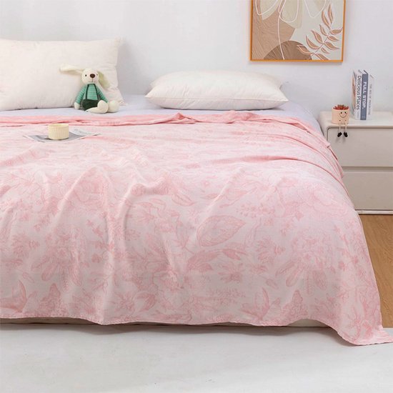 Roze deken met een bloemenpatroon.