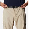 Man toont de taille van de beige cargo broek met een grijze riem en een ritssluiting op de cargozak.