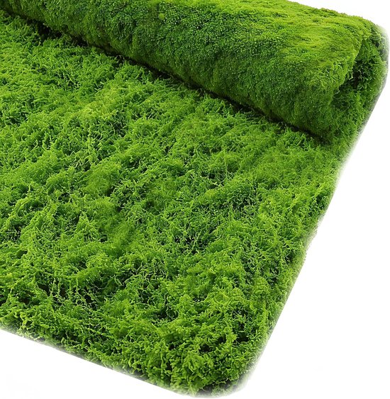 Un rouleau de fausse mousse vert vif, partiellement déroulé sur fond blanc.