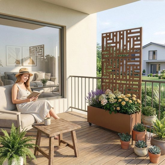 Een vrouw leest een boek op een bankje op een balkon, naast een bruin tuinscherm met plantenbak.