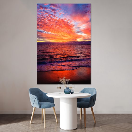 Le coucher de soleil colore le ciel rouge le long de la plage Poster 120x180 cm - Tirage photo sur Poster (décoration murale salon / chambre) / Poster Mers et lacs XXL / Groot format! / Mer et plage