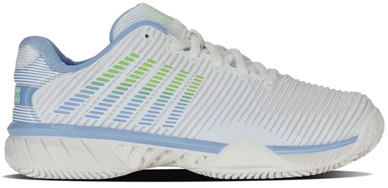 Witte tennisschoen met blauwe en groene strepen op de zijkant.