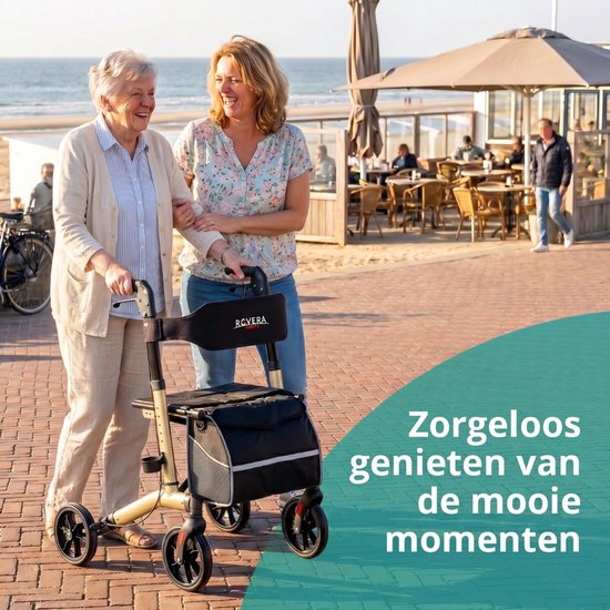 Vrouw helpt lachende oudere vrouw met rollator op terras