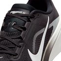 Detail van de voorkant van zwarte Nike Pegasus 42 hardloopschoen met witte veters en swoosh.