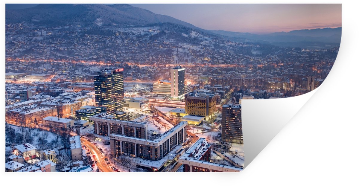 Muurstickers - Sticker Folie - Straatbeeld van Sarajevo en berg met sneeuw in Bosnië en He