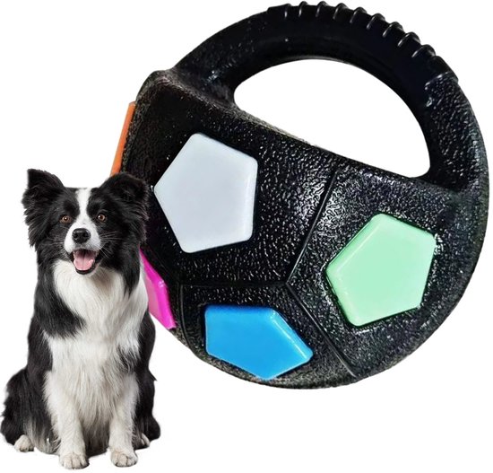 Zwart hondenspeeltje in voetbalvorm met handvat. Met oranje, witte, groene, roze en blauwe vlakken. Een zittende bordercollie kijkt naar de camera.