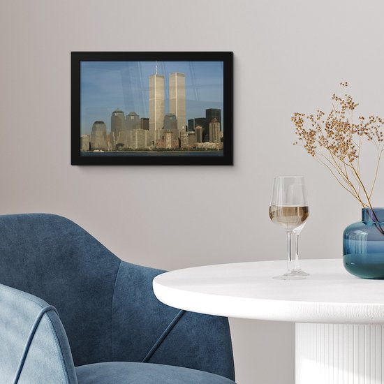 Poster in lijst - Fotolijst 30x20 cm - Posters - In het midden het het World trade center onder een helderblauwe lucht - Posterlijst zwart - Decoratie - Wanddecoratie woonkamer - Muurdecoratie slaapkamer