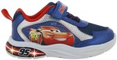 Blauwe Lightning McQueen sneaker met lichtjes, rode bies en "MCQUEEN" op de klittenband.