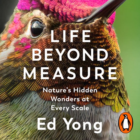 Boek "Life Beyond Measure" van Ed Yong, met een close-up van een kolibrie met iriserende veren.