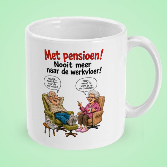 Witte mok met de tekst "Met pensioen! Nooit meer naar de werkvloer!" en een cartoon van een ouder stel in stoelen.