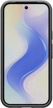 Een smartphone met een zwart hoesje, het scherm toont een abstract patroon.
