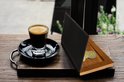 Koffie met zwart portemonneemenu met houten muntvak. 20 x 13 x 3 cm.