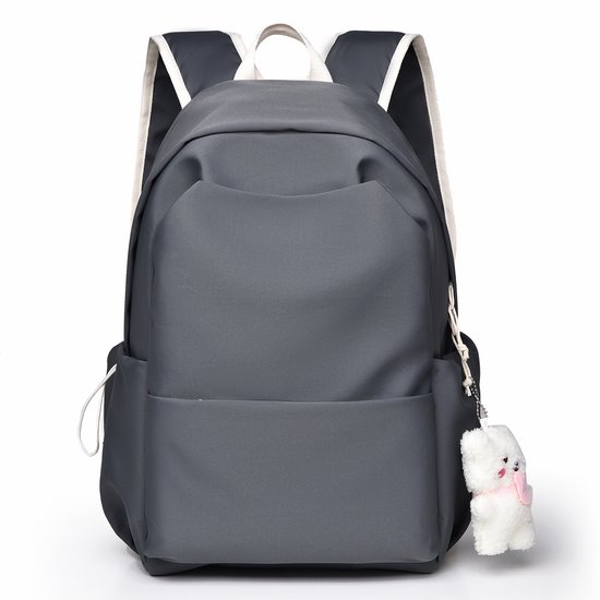 Grijze rugzak met verstelbare banden, een voorvak en een witte teddybeer-hanger.