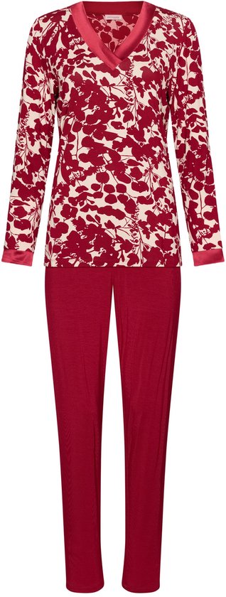Pyjamaset met bordeauxrode bloemenprint op ecru achtergrond en effen rode broek.