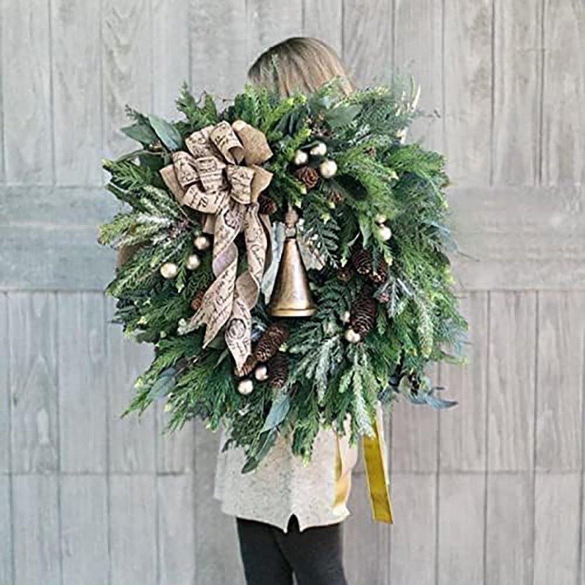 Kerstkrans voor Voordeur met Dennenappels en Belletjes - Landelijke Kunstmatige Kerstkrans voor Binnen en Buiten - Feestelijke Decoratie voor Huis en Feesten – foto 5