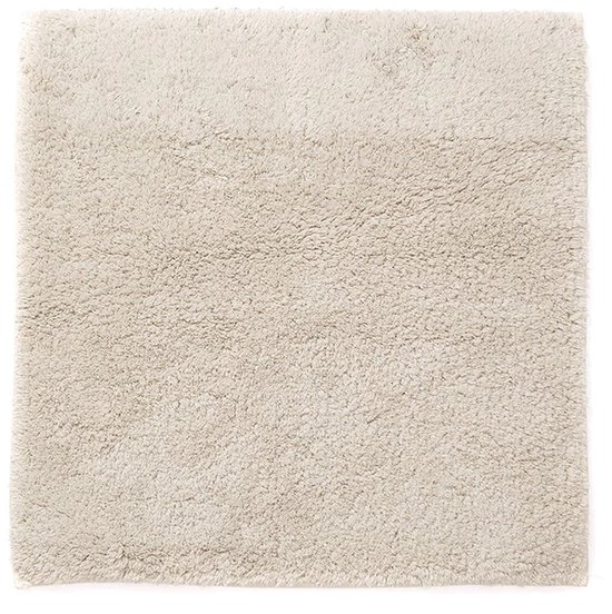 Vierkante beige badmat met een zachte, pluizige textuur.