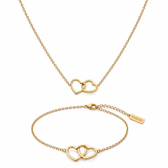 Gouden ketting met twee in elkaar grijpende hartjes en bijpassende armband. GAUD.