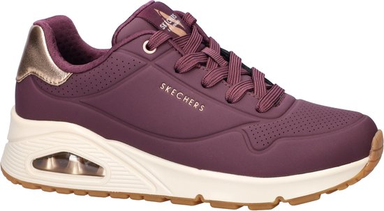 Zijaanzicht van een paarse Skechers sneaker met veters, gouden hieldetail en zichtbare Air-unit in de witte zool.