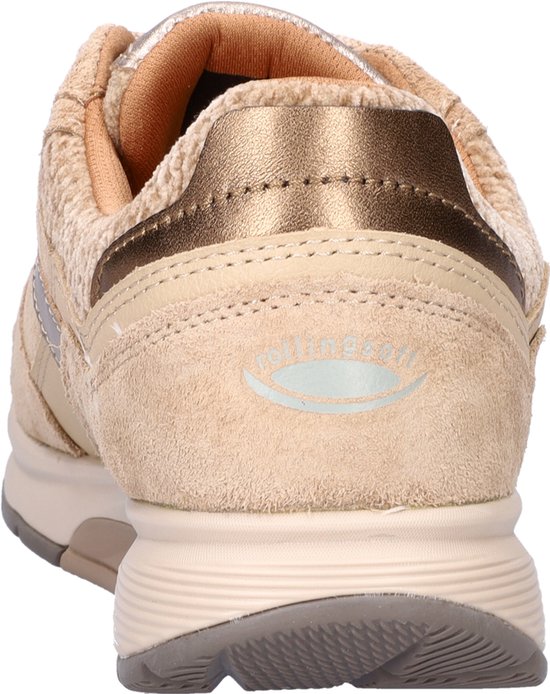 Achterkant van een lichtbruine suède sneaker met zilverkleurige hiel en teddy-achtige rand.