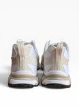 Achterkant van witte Salomon XT-6 Expanse sneakers met crèmekleurige accenten en witte veters.
