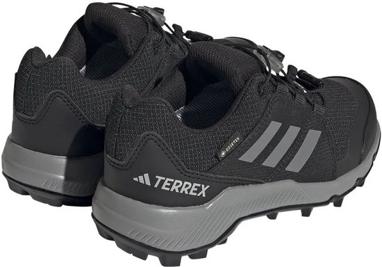 Zwarte wandelschoenen voor kinderen, achterkant, met grijze zool, GORE-TEX logo en adidas Terrex logo.