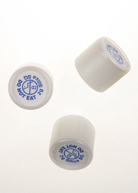Drie witte 1g silica gel canisters, één op zijn kant, met blauwe tekst 'DO NOT EAT' en '2g SILICA'