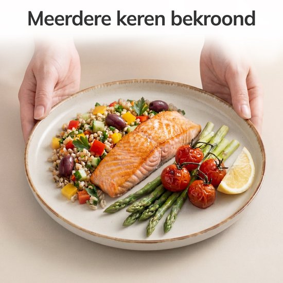 Een beige bord met zalm, salade en groenten. Op de achtergrond, handen die het bord aanreiken.