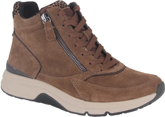 Bruine suède halfhoge veterschoenen met rits, panterprint kraag en beige zool, schuin van voren.
