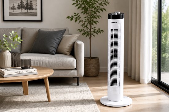 Witte torenventilator van Termozeta in een moderne woonkamer, nabij een bank.