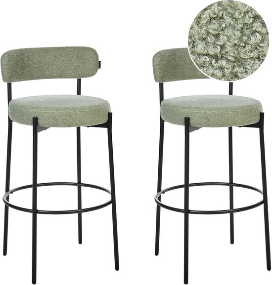 Deux tabourets de bar vert clair avec revêtement bouclé et cadre en métal noir.